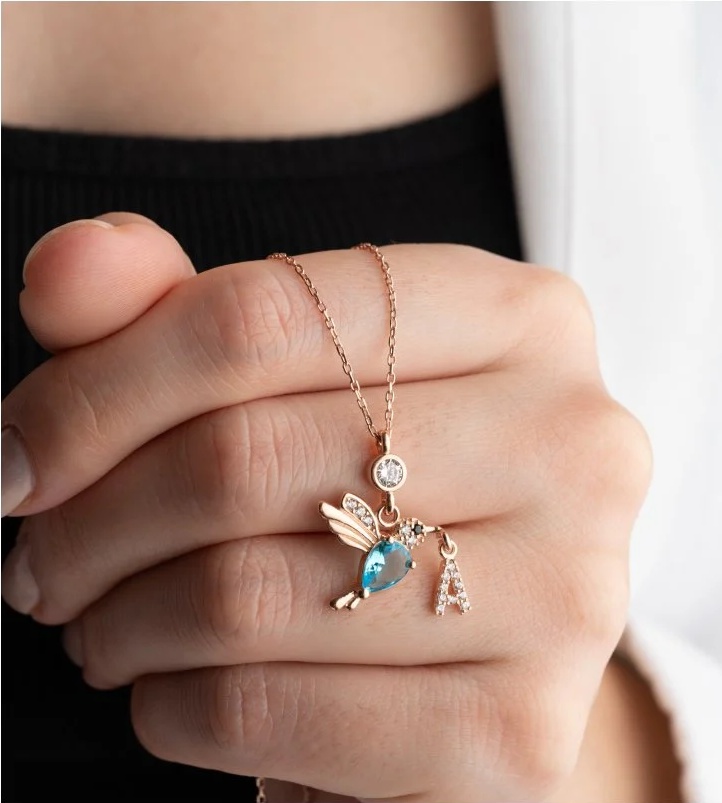 925 Ayar Gümüş Kişiye Özel Doğum Taşlı Harf Detaylı Arı Kuşu Kolye