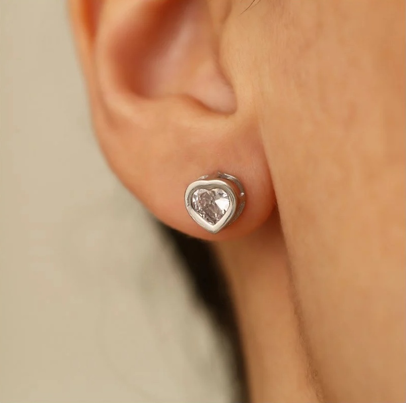 925 Ayar Gümüş Kalp Detaylı Küpe