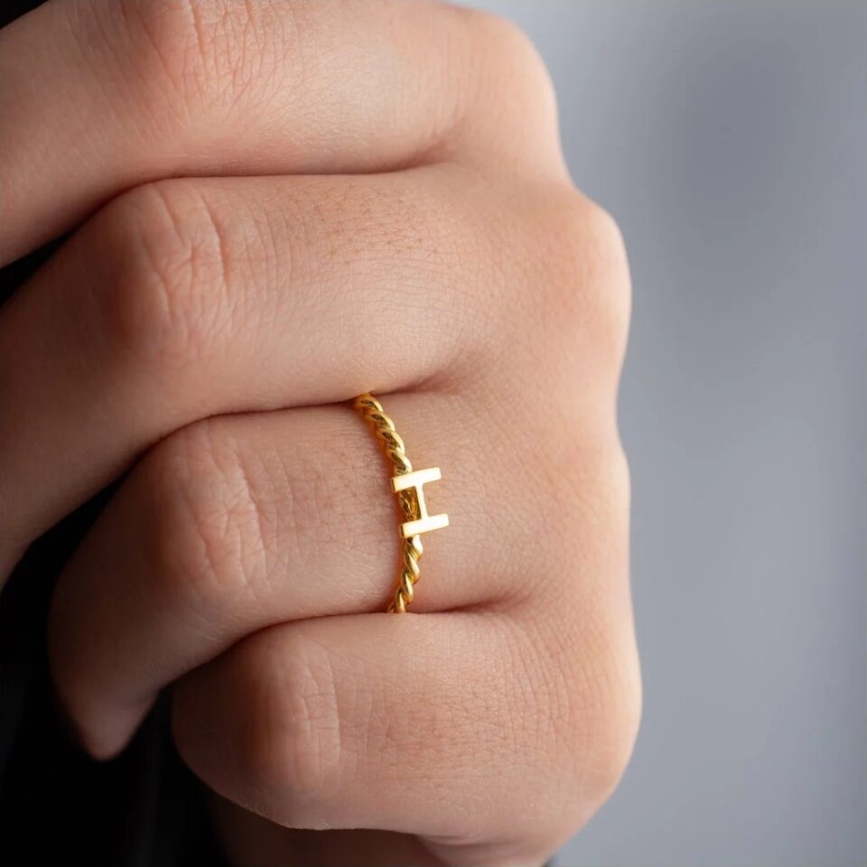 925 Ayar Gümüş Kişiye Özel Harf Detaylı Burgu Yüzük